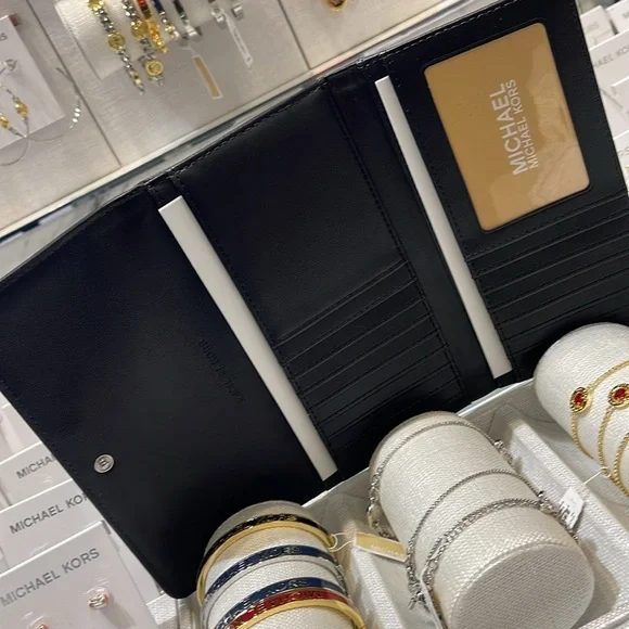 Michael Kors Jet Set Large Signature Logo Tri-Fold Wallet
Black 
NWT - Picture 16 of 16